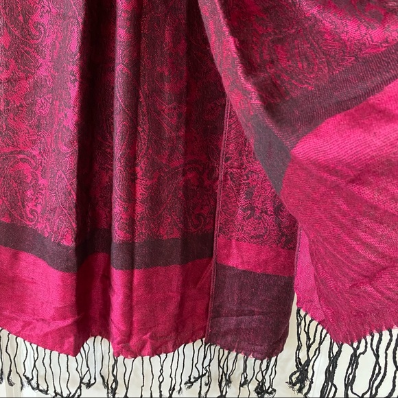 Magenta & Black Pashmina / Wrap / Stole /Throw: Paisley Pattern w 5" Fringe - Picture 3 of 9